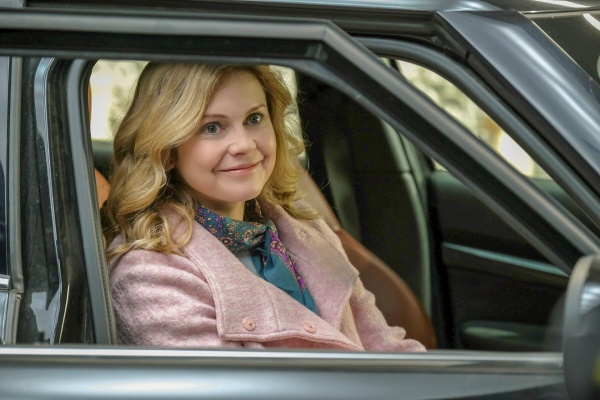 Samantha (Rose McIver) freut sich auf ein schönes Wochenende ohne Geister – Bild: Bertrand Calmeau /​ CBS