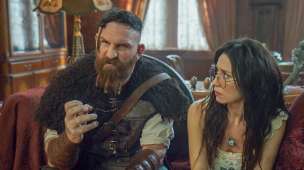 Thor (Devan Chandler Long) verspricht Flower (Sheila Carrasco), seine Aggressionen zu kontrollieren – Bild: CBS Broadcasting Inc.