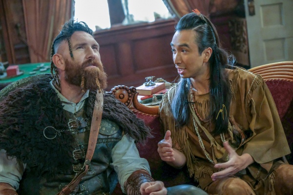 Thorfinn (Devan Chandler Long) und Sasappis (Roman Zaragoza, r.) diskutieren – Bild: Bertrand Calmeau /​ CBS