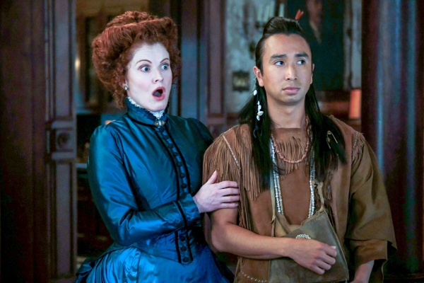 Hetty (Rebecca Wisocky) und Sasappis (Román Zaragoza) kennen die Wahrheit – Bild: Bertrand Calmeau /​ CBS