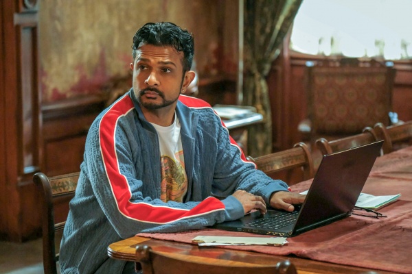Eifersucht packt Jay Arondekar (Utkarsh Ambudkar) – Bild: Bertrand Calmeau /​ CBS
