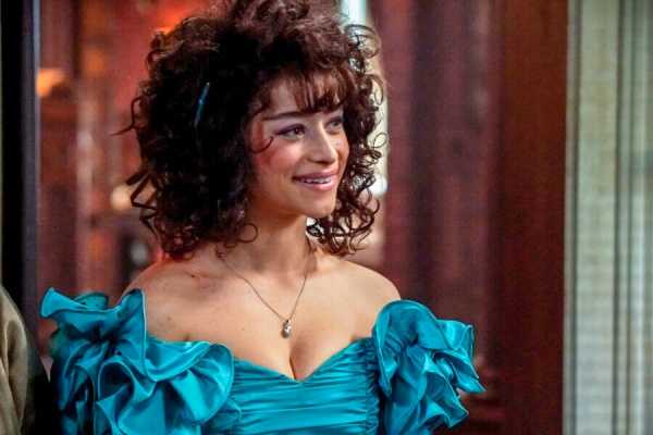 Stephanie (Odessa A’zion) gönnt keinem Geist Liebe und Glück – Bild: Jonathan Wenk /​ CBS