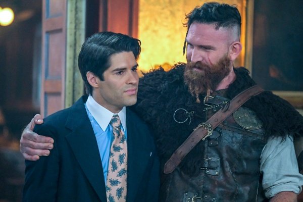 Thorfinns (Devan Chandler Long) Gewohnheiten frustrieren Trevor (Asher Grodman, l.) – Bild: Bertrand Calmeau /​ CBS