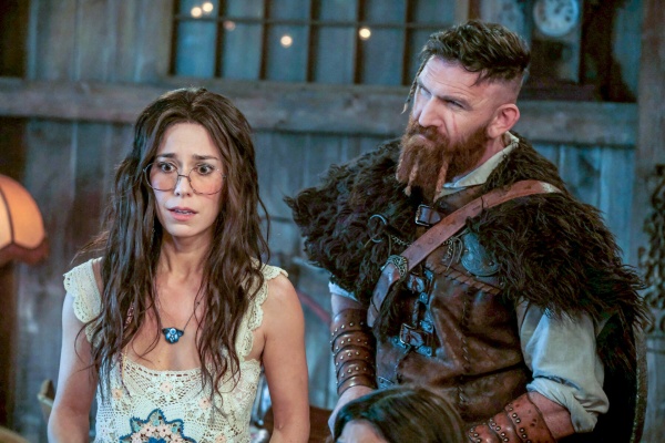 Flower (Sheila Carrasco) und Thor (Devan Chandler Long) wollen helfen – Bild: Bertrand Calmeau /​ CBS