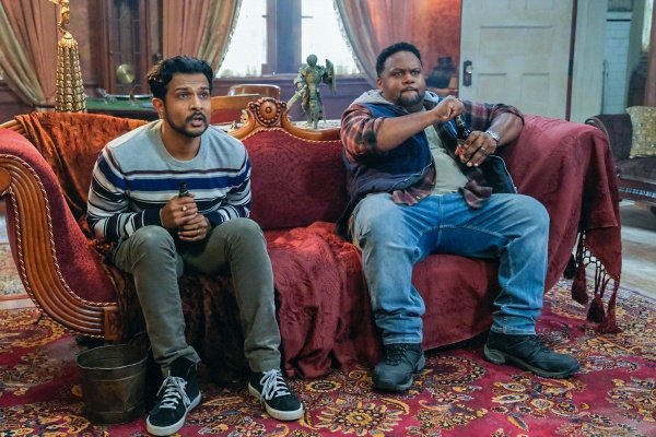 Jay (Utkarsh Ambudkar) hängt zusammen mit Bauunternehmer Mark (Tristan D. Lalla) ab – Bild: Bertrand Calmeau /​ CBS