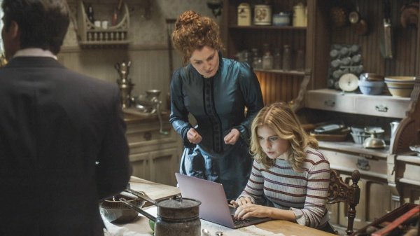 Samantha (Rose McIver, r.) ignoriert Hetty (Rebecca Wisocky) – Bild: Bertrand Calmeau /​ CBS