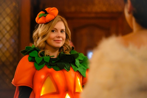 Samantha (Rose McIver) feiert gerne Halloween – Bild: Bertrand Calmeau /​ CBS
