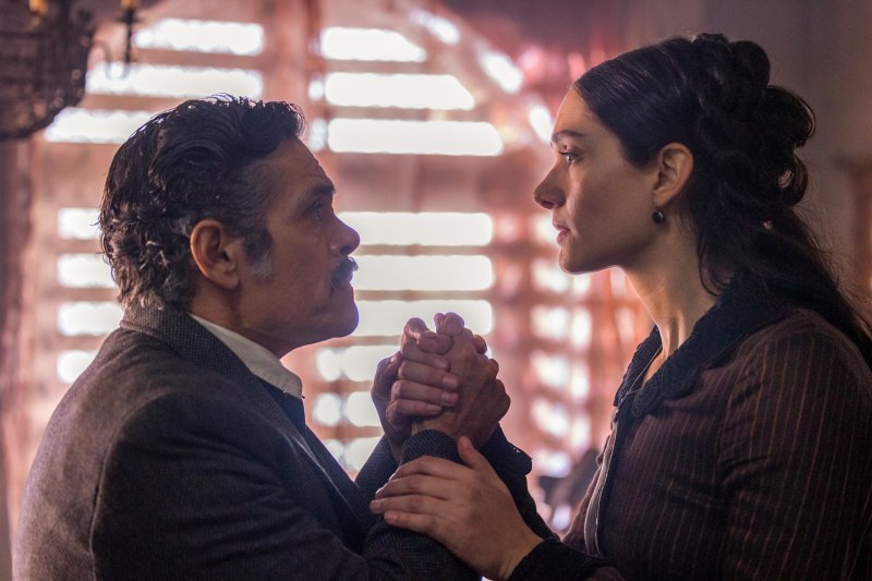 Antonio (Manuel Uriza) und Dulcinea Del Tobosco (Nuria Vega) halten zusammen – Bild: David Brown /​ MGM+