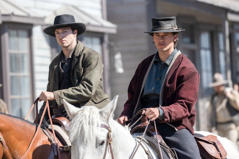 Charlie Bowdre (Horatio James) begleitet Billy the Kid  (Tom Blyth, r.) – Bild: David Brown /​ Epix