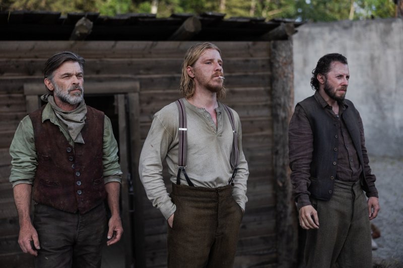 Wie werden Frank Baker (Ian Tracey, l.), Jesse Evans (Daniel Webber) und Bob Olinger (Sean Owen Roberts, r.) handeln? – Bild: David Brown /​ Epix