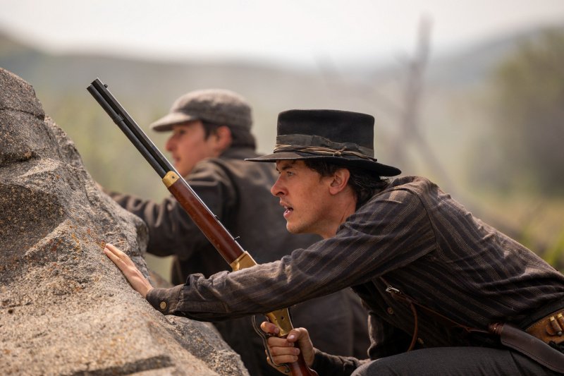 Tom O’Folliard (Pepe Johnson) und Billy the Kid (Tom Blyth, r.) schießen quer – Bild: David Brown /​ MGM+