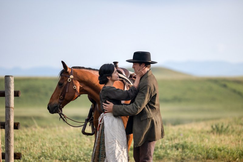 Manuela Bowdre (Veronica Long) sorgt sich um Charlie Bowdre (Horatio James) – Bild: David Brown /​ Epix