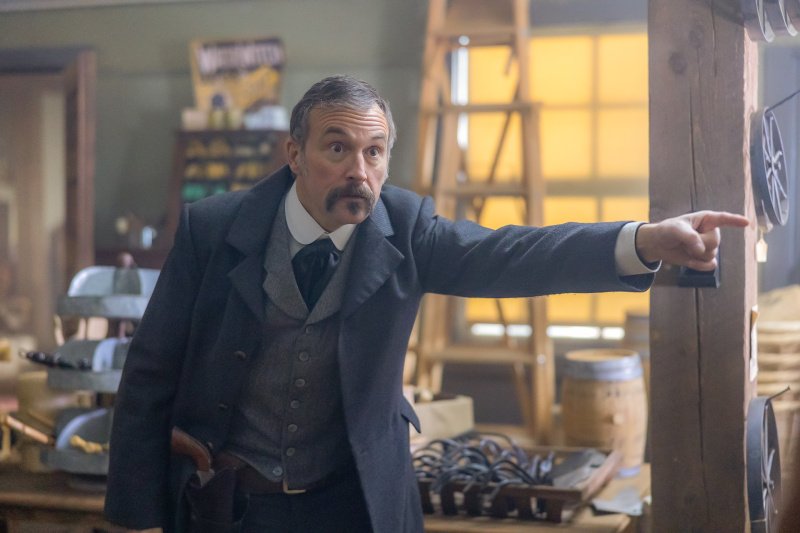 John Riley (Shaun Benson) regt sich auf – Bild: David Brown /​ MGM+