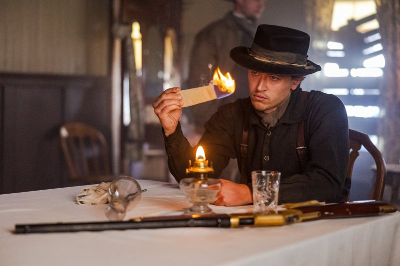 Billy the Kid (Tom Blyth) spielt mit dem Feuer – Bild: David Brown /​ MGM+