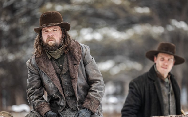 Die Revolverhelden George (Brendan Fletcher) und Henry (Sean Depner, r.) planen etwas – Bild: David Brown /​ MGM+