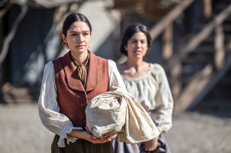 Sorgen quälen Dulcinea (Nuria Vega) und Manuela (Veronica Long, r.) – Bild: David Brown /​ MGM+