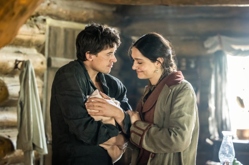 Billy (Tom Blyth) genießt das Familienglück mit Dulcinea (Nuria Vega) – Bild: David Brown /​ MGM+