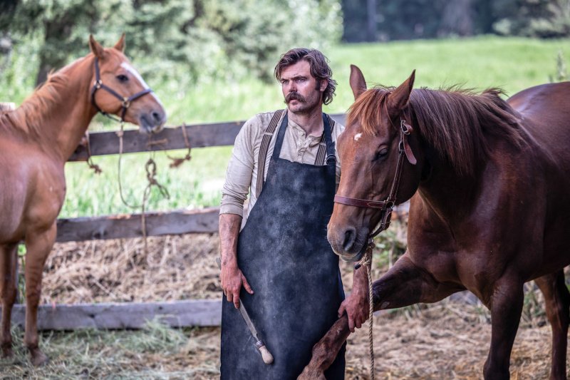 Pat Garrett (Alex Roe) ist vielseitig begabt – Bild: David Brown /​ MGM+