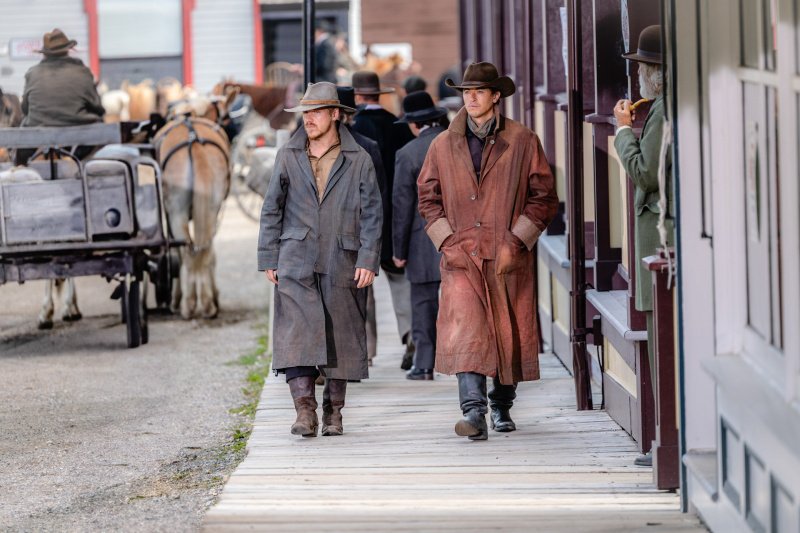 Jesse (Daniel Webber) und Billy (Tom Blyth, r.) steuern den Showdown an – Bild: David Brown /​ MGM+