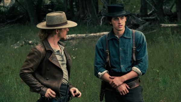 Kann Billy (r.) Kumpel Jesse (Daniel Webber) vertrauen? – Bild: Paramount+