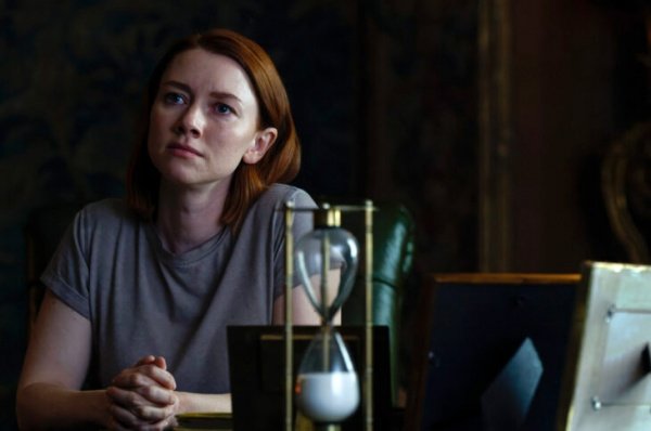 Katherine Solomon (Valorie Curry) zieht sich zurück – Bild: Ben Mark Holzberg /​ Peacock