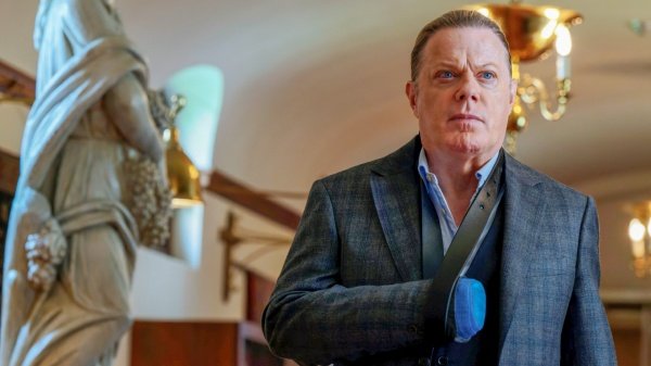 Peter Solomon (Eddie Izzard) sorgt sich über „Leviathan“ – Bild: Ben Mark Holzberg /​ Peacock