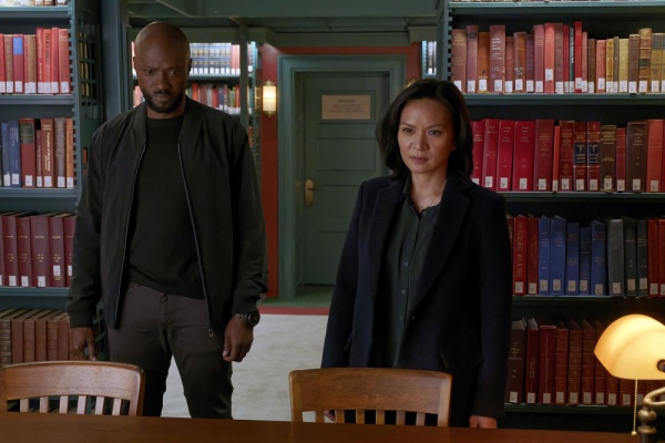 Adamu (Sammi Rotibi, l.) und Sato wollen mehr wissen – Bild: Ben Mark Holzberg /​ Peacock