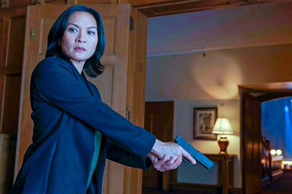 Inoue Sato (Sumalee Montano) zieht andere Saiten auf – Bild: Ben Mark Holzberg /​ Peacock