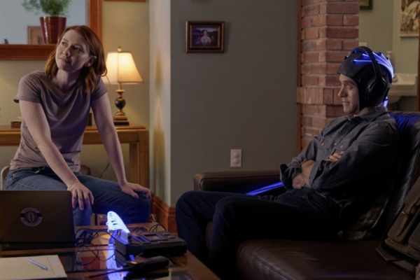 Katherine (Valorie Curry) und Robert missachten Warnungen – Bild: Ben Mark Holzberg /​ Peacock