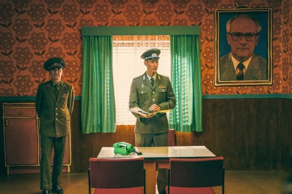 Nikolai Schukow (Andrey Kaminski, l.) kennt Andi Wolf – Bild: Julia Terjung /​ Netflix