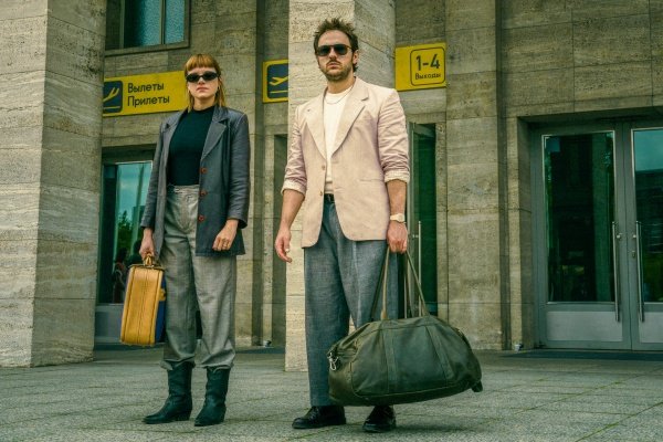 Kleo (Jella Haase) und Sven reisen nach Moskau – Bild: Julia Terjung /​ Netflix