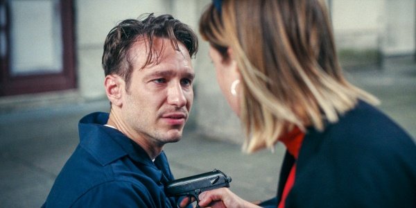 Kleo (Jella Haase) bedroht Andi (Vladimir Burlakov) – Bild: Netflix