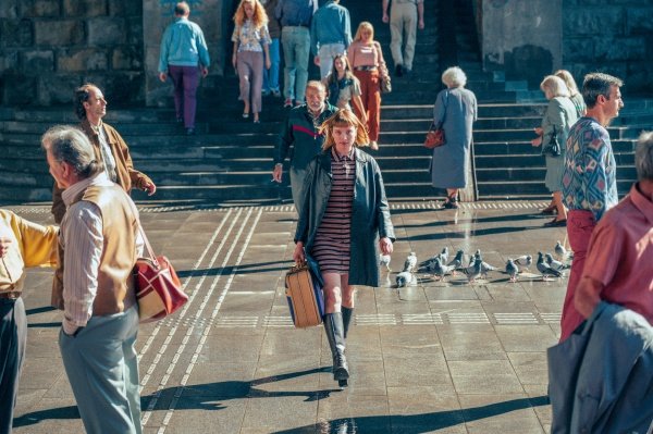 Kleo (Jella Haase) recherchiert in Belgrad – Bild: Robert Palka /​ Netflix