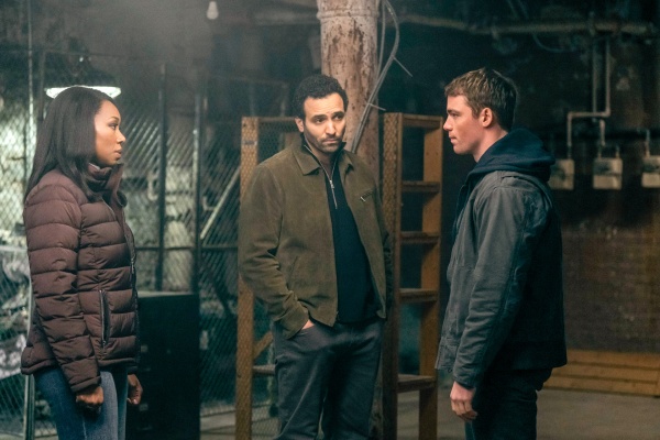 Catherine Weaver (Amanda Warren) unterweist Sami Saidi (Marwan Kenzari, M.) und Peter Sutherland (Gabriel Basso) – Bild: Christopher Saunders /​ Netflix