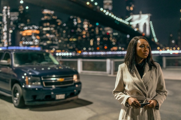 Sorgen plagen Catherine Weaver (Amanda Warren) – Bild: Christopher Saunders /​ Netflix