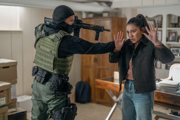 Rose (Luciane Buchanan) steckt in der Klemme – Bild: Christopher Saunders /​ Netflix