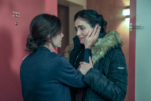 Azita (Marjan Neshat, l.) und ihre Tochter Noor (Arienne Mandi) sind wieder vereint – Bild: Christopher Saunders /​ Netflix