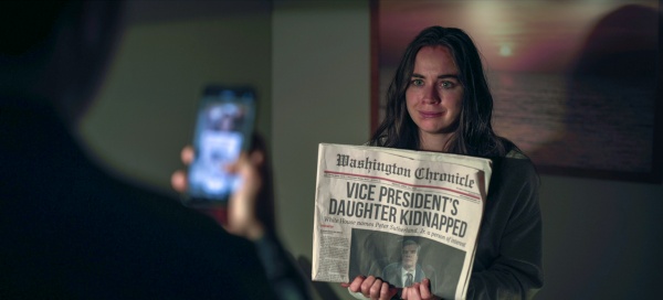 Für ein Video erklärt Maddie die Forderungen des Entführers – Bild: Courtesy of Netflix