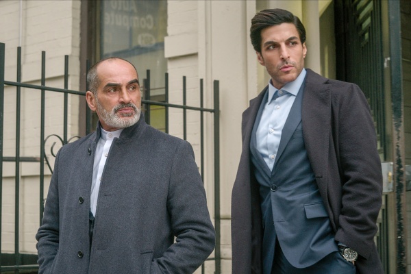 Javad (Keon Alexander, r.) begleitet Botschafter Abbas Mansuri (Navid Negahaban) – Bild: Courtesy of Netflix