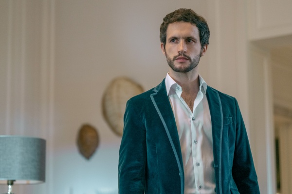 „Operation Fingerhut“ verwirrt Tomás Bala (Rob Heaps) – Bild: Christopher Saunders /​ Netflix