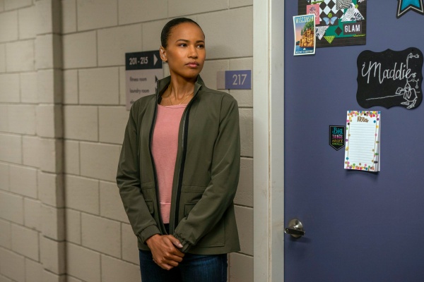 Chelsea Arrington (Fola Evans-Akingbola) beschützt die Tochter des Vizepräsidenten – Bild: Dan Power /​ Netflix