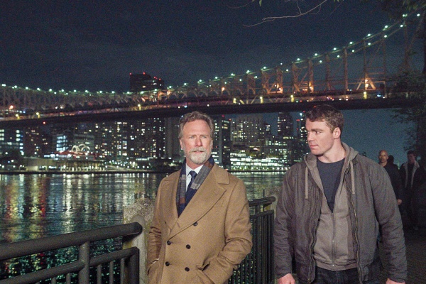 Jacob Monroe (Louis Herthum) redet mit Peter (Gabriel Basso) – Bild: Courtesy of Netflix