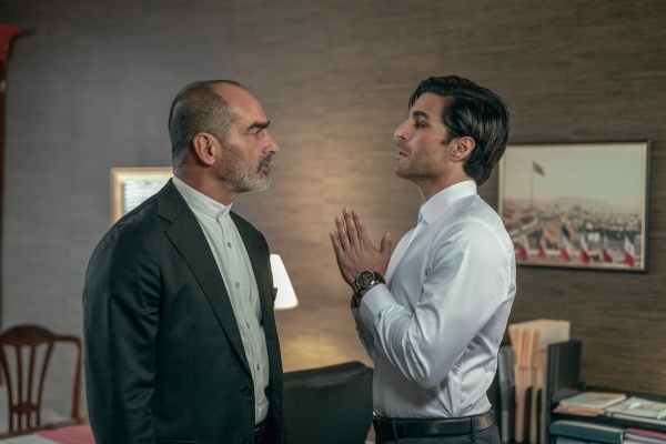 Javad (Keon Alexander, r.) droht dem Botschafter Abbas Mansuri (Navid Negahaban) – Bild: Christopher Saunders /​ Netflix
