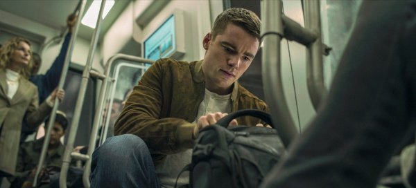 Peter Sutherland (Gabriel Basso) entdeckt Bombe in U-Bahn – Bild: Courtesy of Netflix