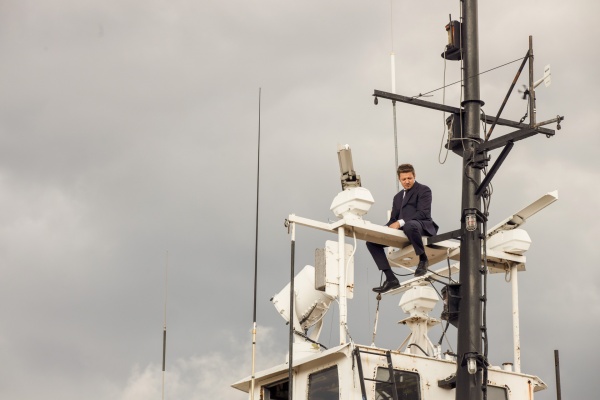 Fühlt sich Mike McLusky (Jeremy Renner) als König der Welt? – Bild: CBS