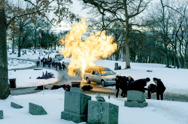 Eine Bombenexplosion beendet eine Beerdigung in Kingstown – Bild: Dennis P. Mong Jr. /​ Paramount+