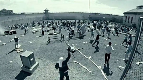 Im Männergefängnis herrschen Gewalt und Chaos – Bild: MTV Entertainment Studios