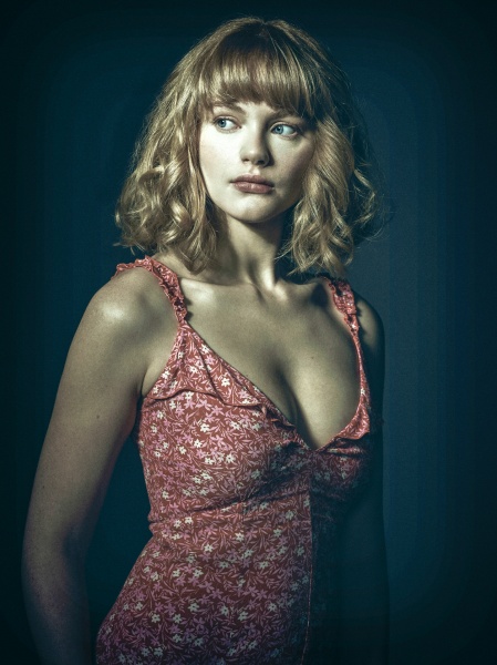 Iris (Emma Laid) zieht Blicke auf sich – Bild: Paramount+