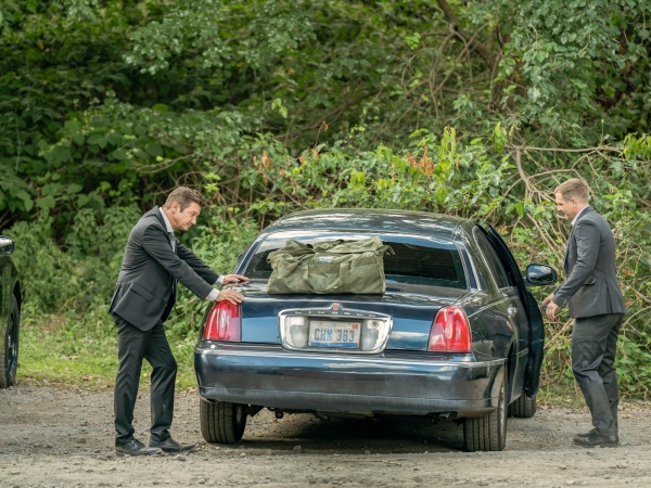 Kyle (r.) schenktt seinem Bruder Mike etwas besonderes – Bild: Dennis P. Mong Jr. /​ Paramount+