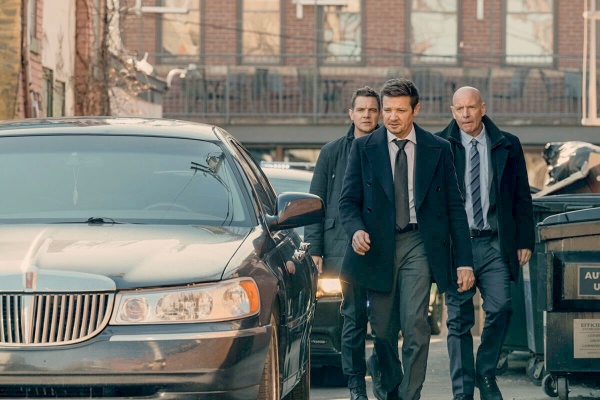 Wut beflügelt (v.l.) Kyle (Taylor Handley), Mike (Jeremy Renner) und Ian (Hugh Dillon) – Bild: Dennis P. Mong Jr. /​ Paramount+